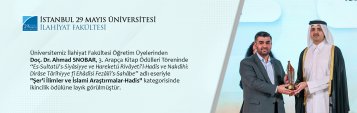 Üniversitemiz İlahiyat Fakültesi Öğretim Üyelerinden Doç. Dr. Ahmad SNOBAR, 3. Arapça Kitap Ödülleri Töreninde “Es-Sultatüs-Siyâsiyye ve Hareketü Rivâyetil-Hadîs ve Nakdihi: Dirâse Târîhiyye fî Ehâdîsi Fezâilis-Sahâbe” adlı eseriyle Şeri İlimler ve İslami Araştırmalar-Hadis Kategorisinde İkincilik Ödülüne Layık Görülmüştür